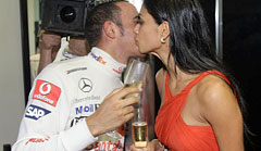 Glückwünsche der süßen Art: Nicole Scherzinger küsst Lewis Hamilton