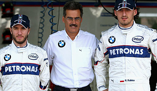 BMW-Chef Mario Theissen eingerahmt von seinen Fahrern Nick Heidfeld und Robert Kubica