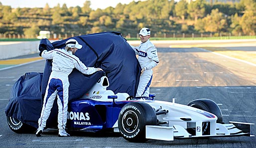 Die BMW-Sauber-Piloten Nick Heidfeld und Robert Kubica enthüllen den neuen F1.09