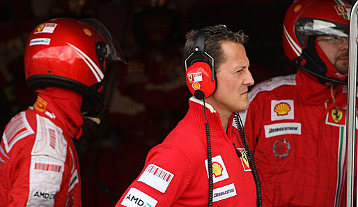 Drei Wochen nach seinem Motorradunfall ist Michael Schumacher wieder bei der Arbeit