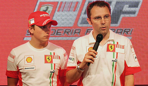 Ferrari-Teammanager Stefano Domenicali (r.) setzt Kimi Räikkönen gehörig unter Druck