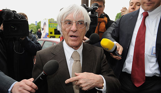 Vor der Anhörung stürzte sich die versammelte Medienschar auf Formel-1-Boss Bernie Ecclestone
