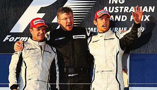 Teamchef Ross Brawn (M.) mit seinen Piloten Rubens Barrichello (l.) und Jenson Button (r.)