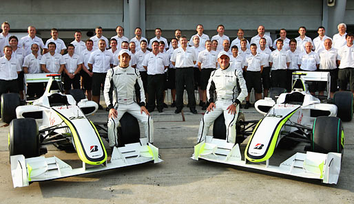 Gruppenfoto der Mitglieder von Brawn GP mit den Fahrern Jenson Button und Rubens Barrichello