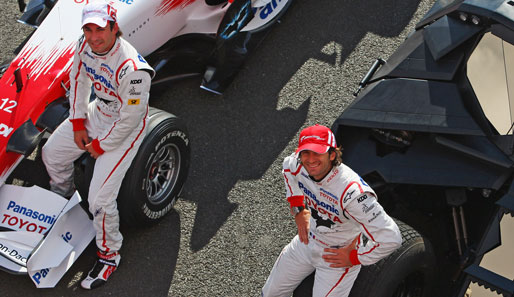 Jarno Trulli (r.) überholte Weltmeister Lewis Hamilton während einer Safety-Car-Phase