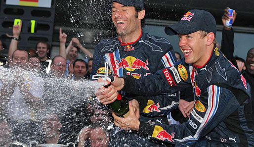 Sebastian Vettel (r.) und Mark Webber gönnten dem Red-Bull-Team eine Sektdusche