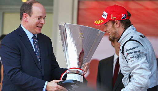 Jenson Button bekam zum ersten Mal einen Pokal von Monacos Fürst Albert