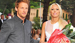 Model Jenson Button mit Designerin Petra Ecclestone
