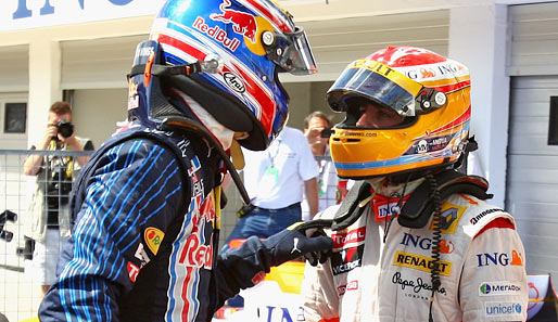 Fernando Alonso (r.) fragte auch Mark Webber nach seiner Rundenzeit im Qualifying