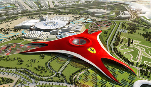 Das gigantische rote Zeltdach der Ferrari-World leuchtet in der Wüste Abu Dhabis