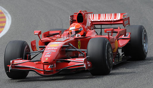 Michael Schumacher testete am Freitag einen alten Ferrari F23007 in Mugello
