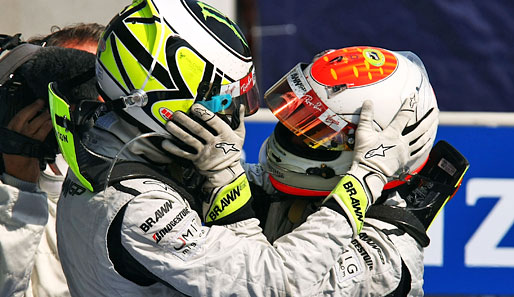 Jenson Button (l.) und Rubens Barrichello: Sehen so erbitterte Titelrivalen aus?