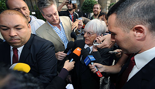 Auf dem Weg zur Verhandlung im Renault-Skandal wird Bernie Ecclestone von Reportern umlagert