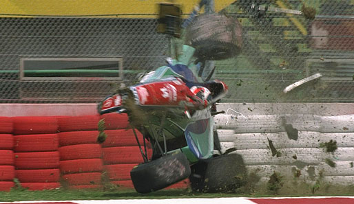 Bei diesem Unfall in Imola 1994 kam Rubens Barrichello mit glimpflichen Verletzungen davon