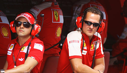 Michael Schumachers (r.) möglicher Abschied von Ferrari wird unterschiedlich kommentiert