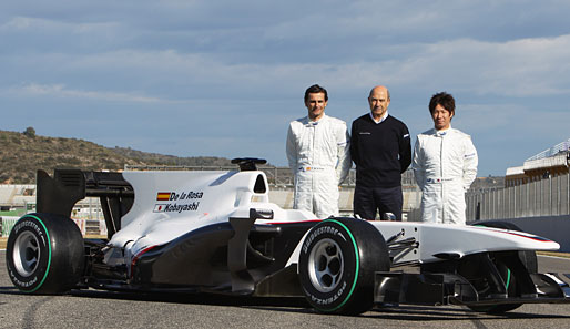 Die beiden Fahrer Pedro de la Rosa und Kamui Kobayashi präsentieren mit Peter Sauber das Auto