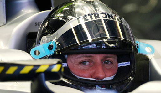 Michael Schumacher (Mercedes) hat zwischenzeitlich den Helm gewechselt