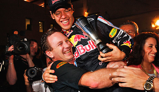 Christian Horner (l.) bejubelt mit Sebastian Vettel den Sieg in Abu Dhabi