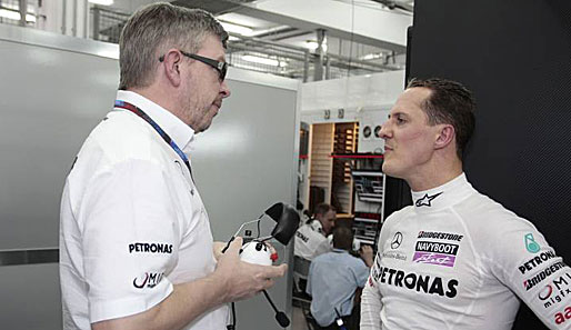 Ross Brawn (l.) im Gespräch mit Michael Schumacher: Mercedes muss aufholen