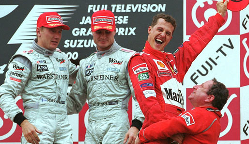 Michael Schumacher in Suzuka auf den Händen von Ferrari-Teamchef Jean Todt