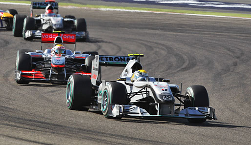 Lewis Hamilton hing beim Bahrain-GP hinter Nico Rosberg fest und kam nur an der Box vorbei