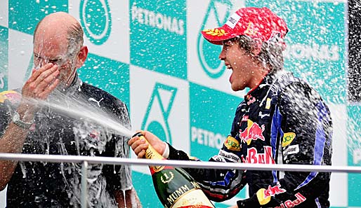 Sebastian Vettel und Red-Bull-Konstrukteur Adrian Newey feiern Vettels insgesamt sechsten GP-Sieg