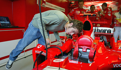 Motorrad-Ass Valentino Rossi (l.) absolvierte bereits einige Testfahrten für Ferrari