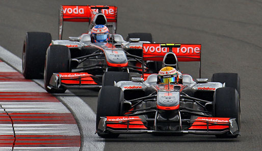 Lewis Hamilton (r.) gewann im direkten Duell mit Jenson Button sein erstes Saisonrennen