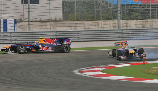 Runde 40 beim Türkei-GP: Sebastian Vettel (r.) und Mark Webber geraten aneinander