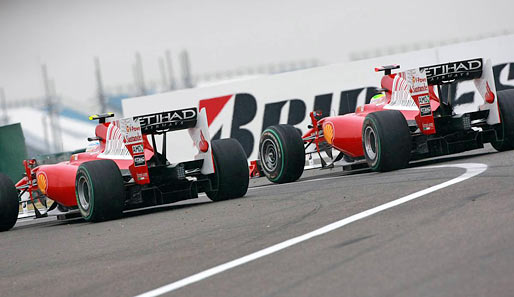 Ferrari-Duell in der Boxeneinfahrt von Shanghai: Alonso (l.) quetscht sich an Massa vorbei
