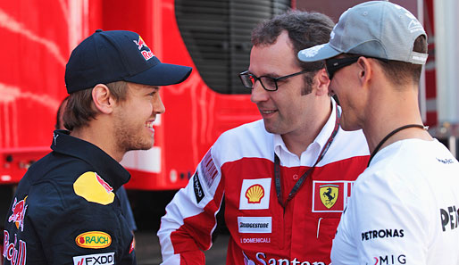 Sebastian Vettel (l.) mit Michael Schumacher (r.) und Ferrari-Teamchef Stefano Domenicali