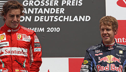 Sebastian Vettel (r.) kann sich einen Seitenhieb gegen Ferrari nicht verkneifen