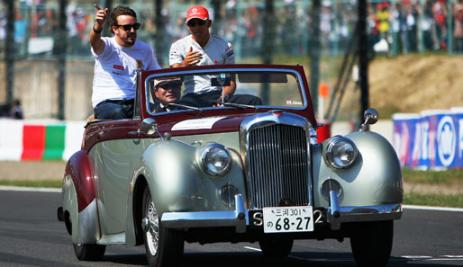 Lewis Hamilton und Fernando Alonso mal ganz vorbildlich: Langsam im Straßenverkehr!