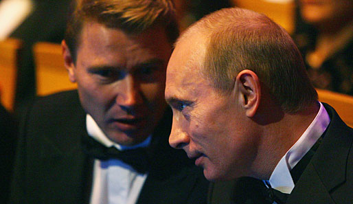 Der frühere Weltmeister Mika Häkkinen (l.) im Gespräch mit Wladimir Putin