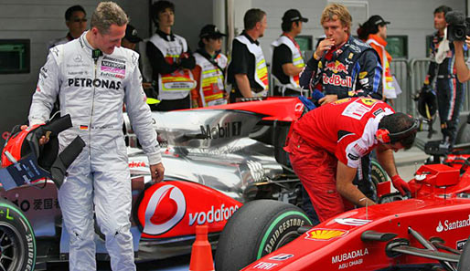 Sebastian Vettel und Michael Schumacher beäugten nach der Quali die Reifen der Konkurrenz