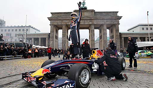Der frisch gebackene F1- Weltmeister drehte mit seinem Red-Bull-Boliden einige Runden in Berlin