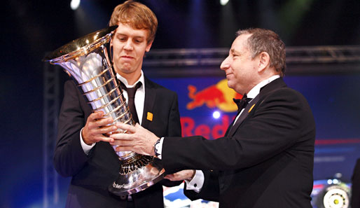 Sebastian Vettel erhält den Preis aus den Händen von FIA-Präsident Jean Todt