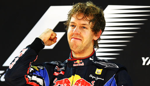 Sebastian Vettel greift auch mit seinem RB7 nach dem Titel