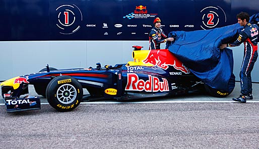 Sebastian Vettel (l.) und Mark Webber präsentieren ihren neuen Wagen