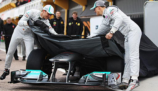 Bei den Testfahrten hat der neue Mercedes von Nico Rosberg (l.) und Michael Schumacher überzeugt