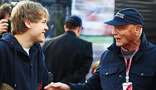 Niki Lauda (r.) im Gespräch mit dem amtierenden Weltmeister Sebastian Vettel