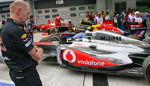 McLaren unter dem kritischen Blick von Red-Bull-Technikchef Adrian Newey