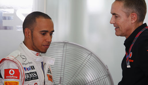 McLaren-Teamchef Martin Whitmarsh (r.) bremst Lewis Hamilton ein