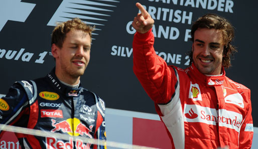 Fernando Alonso wird nach seinem ersten Saisonsieg in Silverstone von der Presse gefeiert