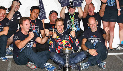 Sebastian Vettel feierte gemeinsam mit seinem Red-Bull-Team und Vater Norbert (3. v.r.)