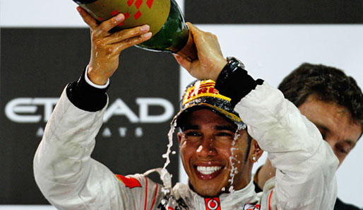 Lewis Hamilton feierte seinen Sieg in Abu Dhabi auf dem Podium ausgelassen mit Rosenwasser