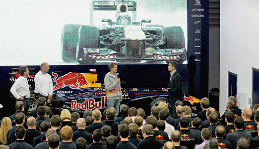 Sebastian Vettel besuchte nach dem Gewinn des WM-Titels das Red-Bull-Werk in Milton Keynes
