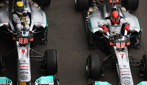 Nico Rosberg und Michael Schumacher (v.l.n.r.) können das neue Auto erst später testen