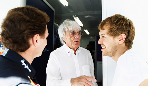 Bernie Eccelstone (M.), hier im Gespräch mit Vettel (r.) und Horner, will den Nürburgring erhalten