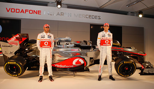 Lewis Hamilton (l.) und Jenson Button präsentieren ihren neuen Dienstwagen